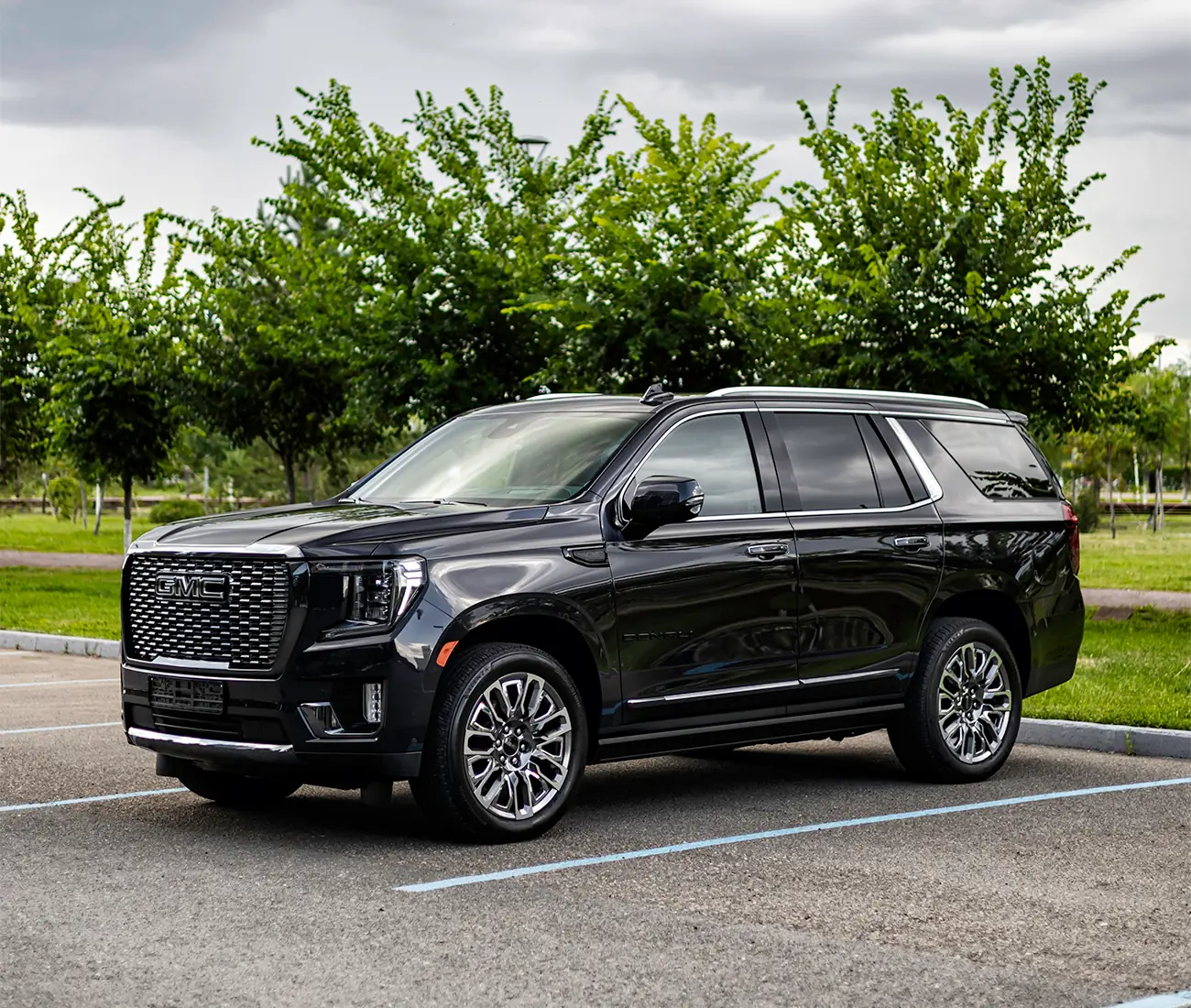 Чёрный GMC Yukon Denali — автомобильная съёмка в Астане