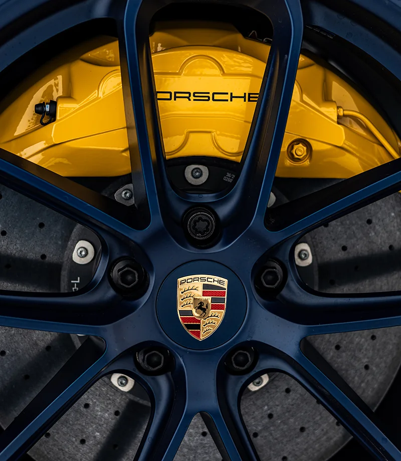 Колесо Porsche с жёлтым суппортом — деталь автомобиля